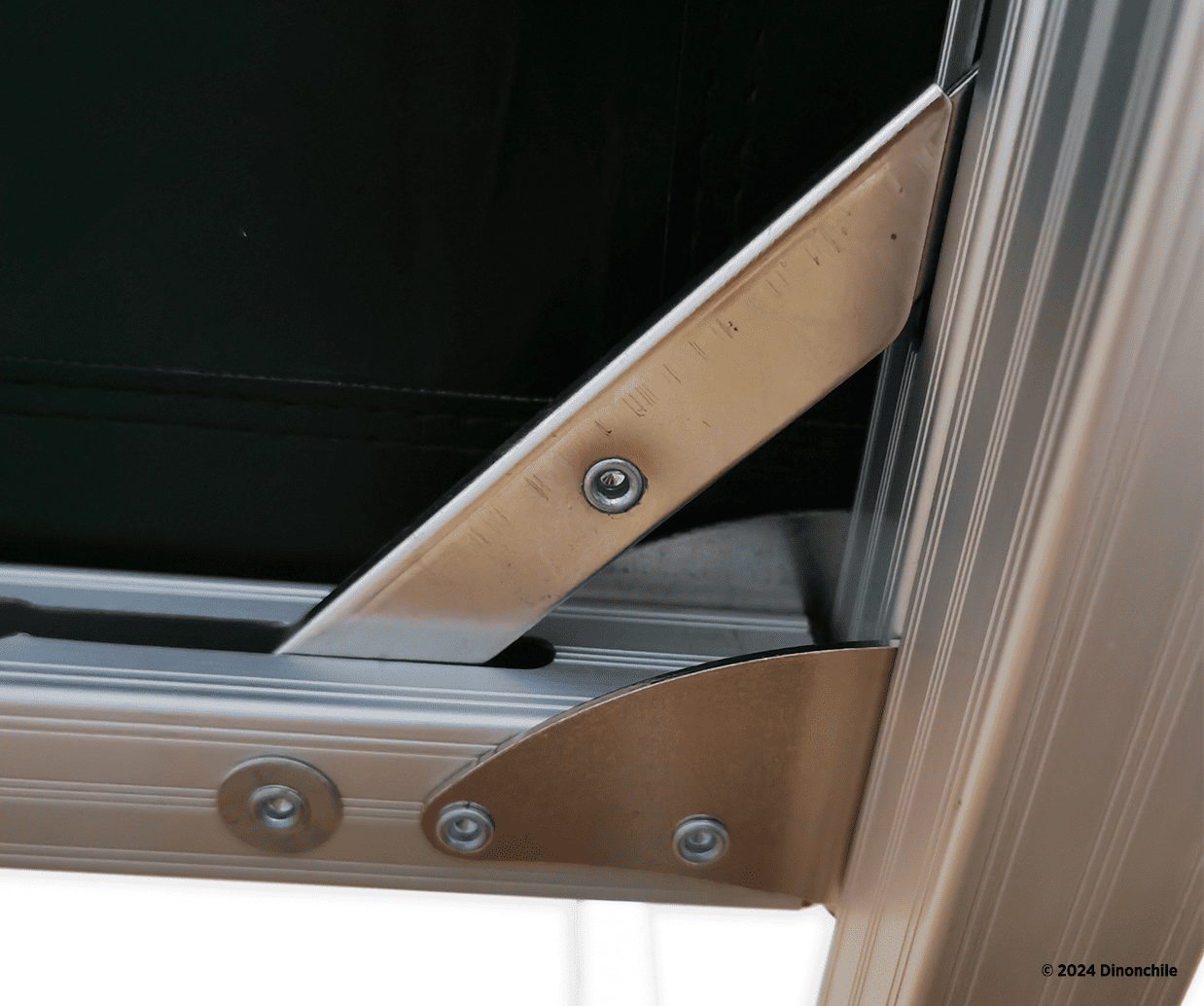 Refuerzo para bisagras de aluminio en telón mecano Dinon