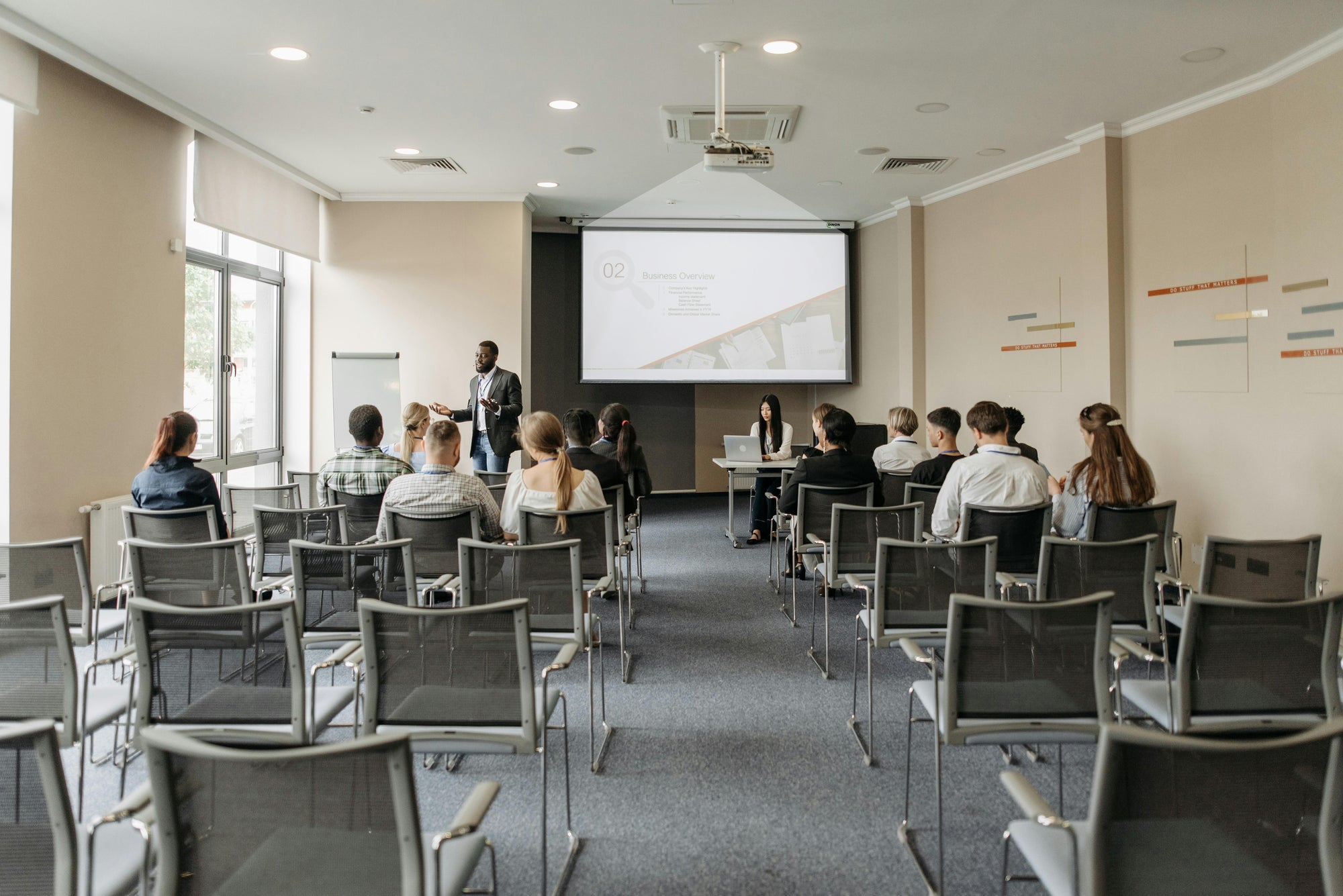 Aulas del Futuro: Telones y Proyectores para una Educación Dinámica