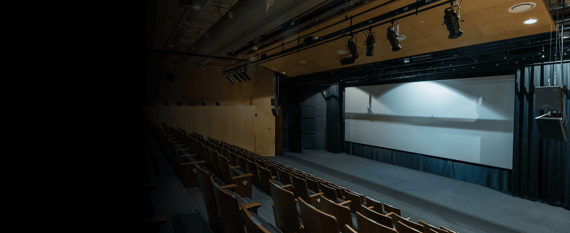 Telón XL de proyección Dinon en salón de eventos amplio