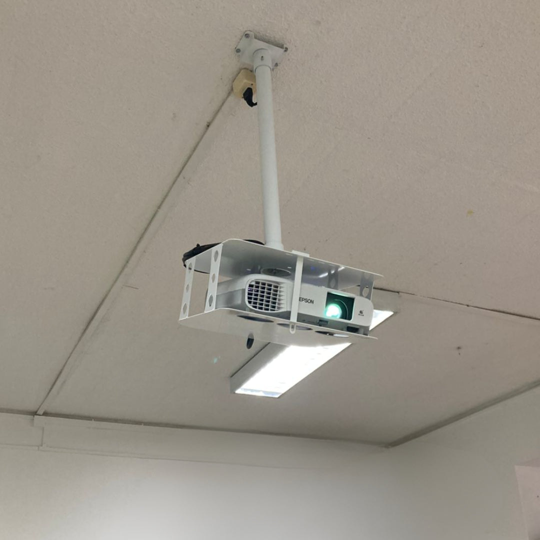 Soporte de proyector jaula, con seguridad antirrobo, carga de hasta 30kg. Especial para colegios, salas, aulas, etc
