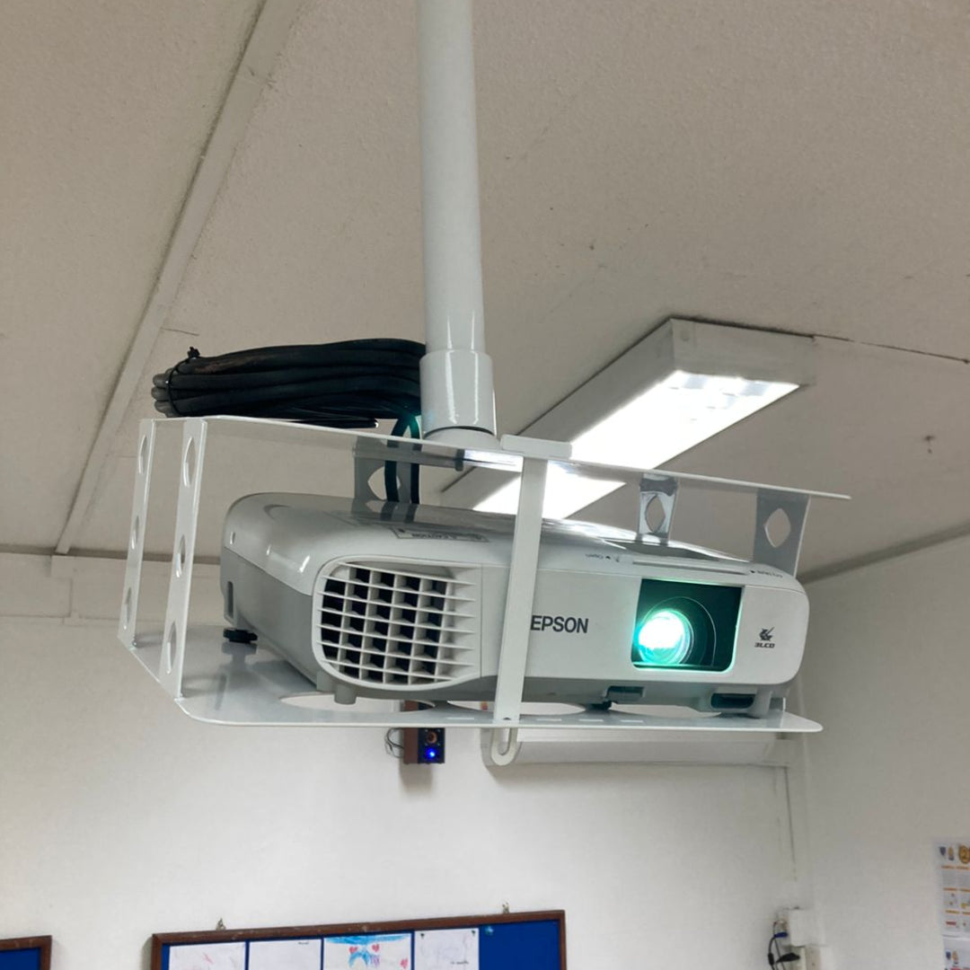 Soporte de proyector tipo jaula Dinon. Soporta hasta 30kg. Ideal para colegios, aulas, universidades, etc