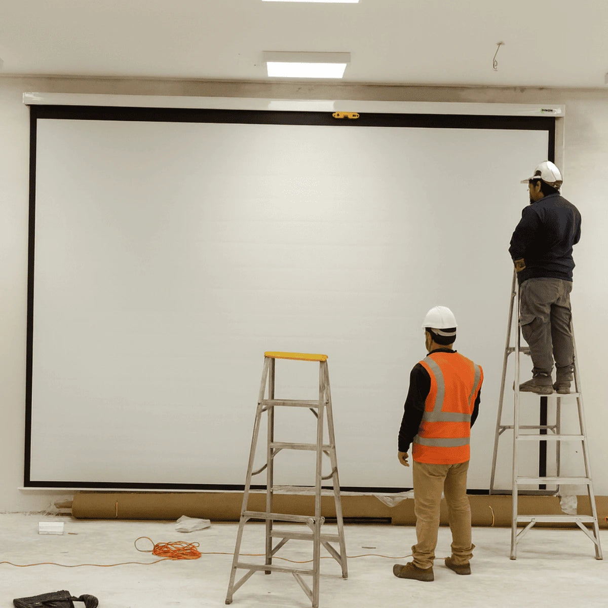 Telón eléctrico gran tamaño instalado en aula de universidad