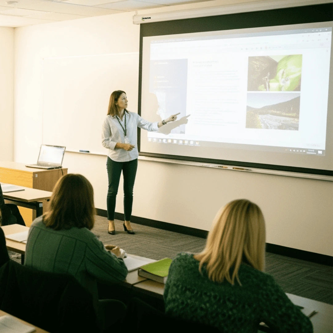 Telón de proyección motor eléctrico Dinon en sala de clases