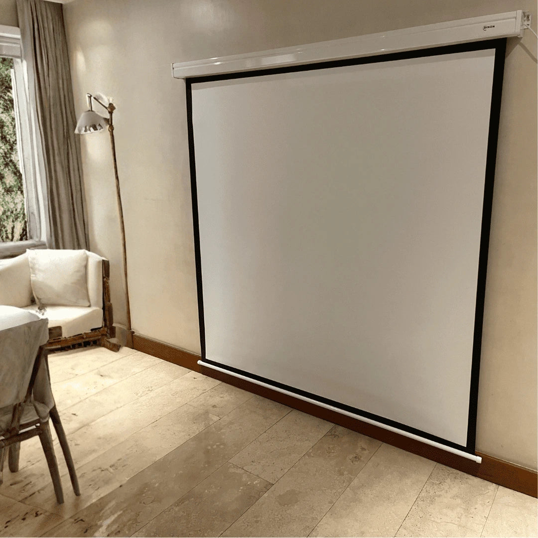 Telón de proyección eléctrico Dinon con motor silencioso instalado en casa