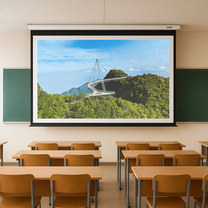 Telón eléctrico Dinon instalado en sala de clases desplegado