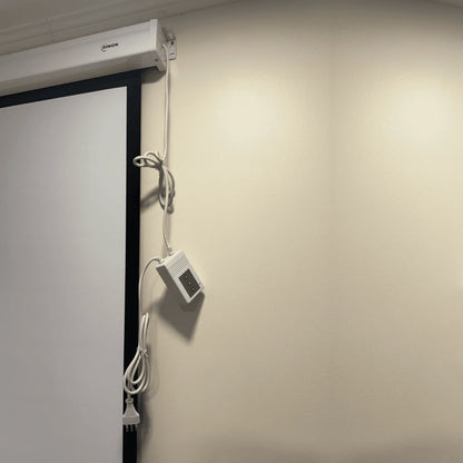 Telón de proyección eléctrico Dinon instalado en casa