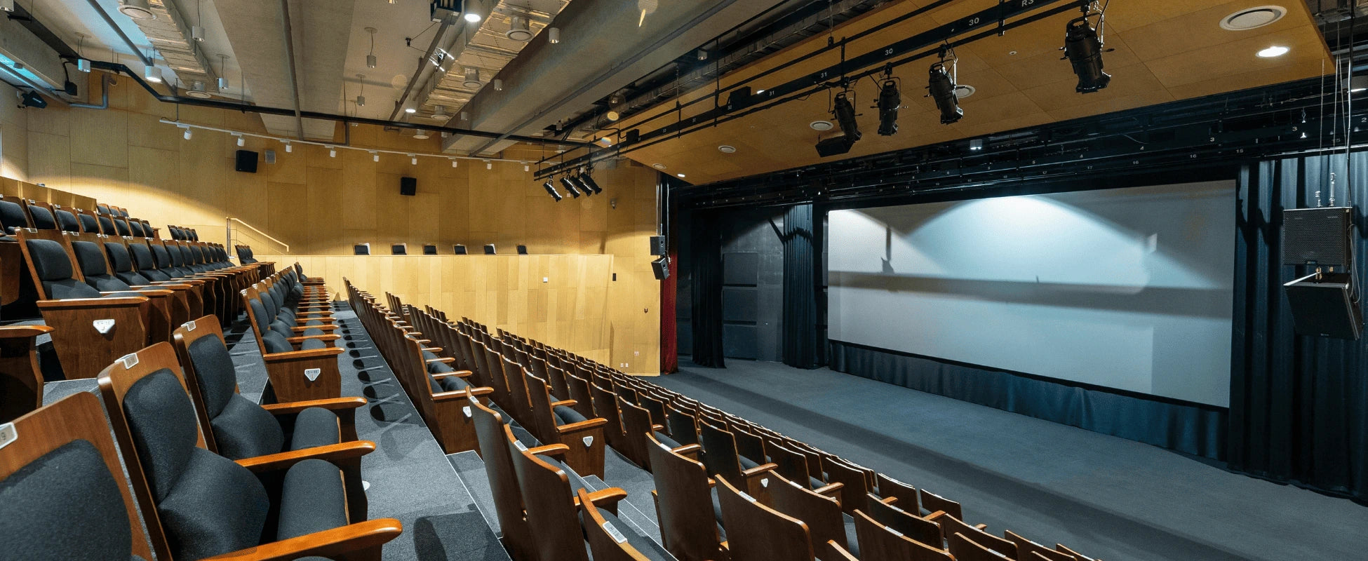 Telón gigante XL Dinon instalado en auditorio magno